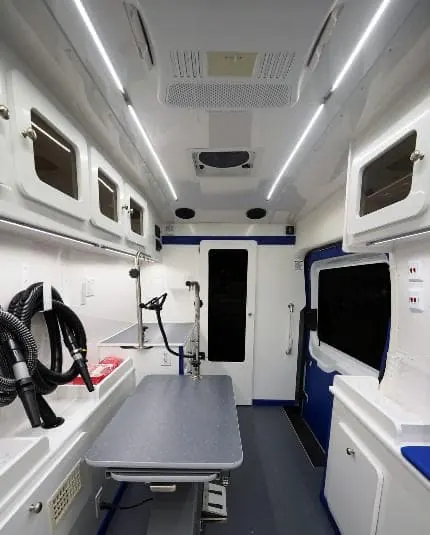 Clean and modern mobile grooming equipment